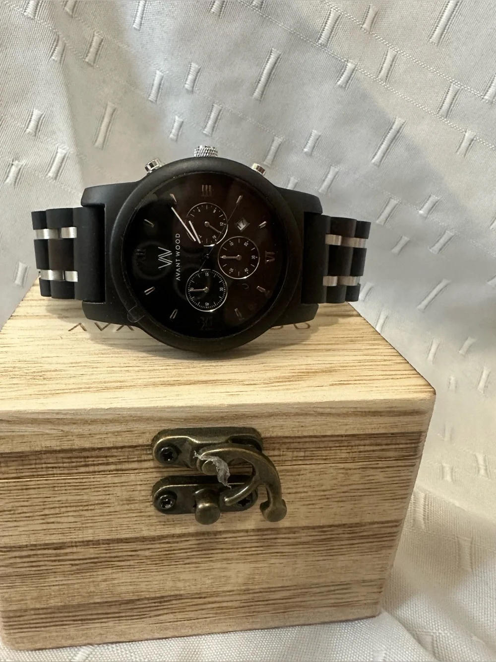 Avant Wood sleek black